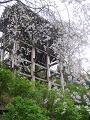 懸崖造のお堂と枝垂桜